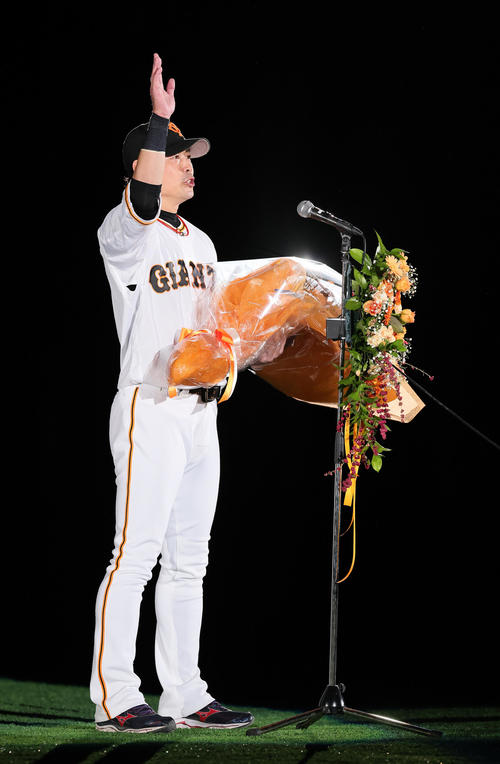 巨人対ヤクルト　引退セレモニーであいさつする巨人亀井（撮影・足立雅史）