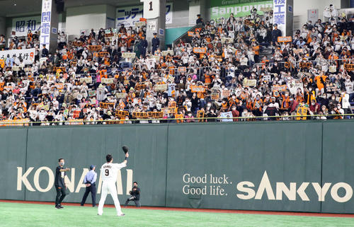 引退セレモニーでファンにあいさつする亀井（撮影・狩俣裕三）