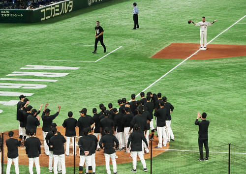 巨人対ヤクルト　引退セレモニーを終え、本塁上のナインのもとへと向かう巨人亀井（撮影・足立雅史）
