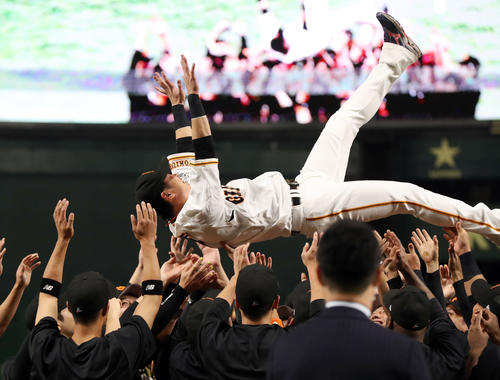 引退セレモニーでチームメートに胴上げされる亀井（撮影・狩俣裕三）