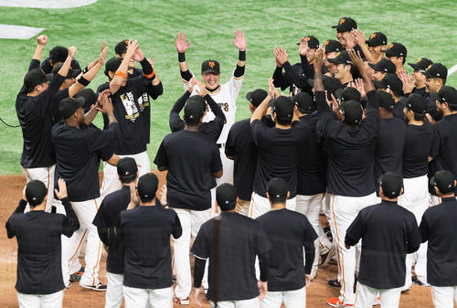 巨人対ヤクルト　引退セレモニーを終え、本塁上で迎えられた巨人亀井は笑顔でバンザイする（撮影・足立雅史）