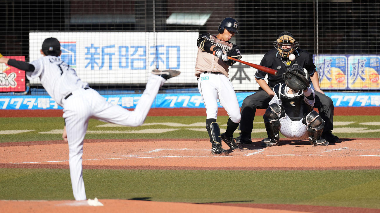 ロッテ対日本ハム　3回表日本ハム無死、中前打を放つ細川。投手佐々木朗（撮影・鈴木みどり）