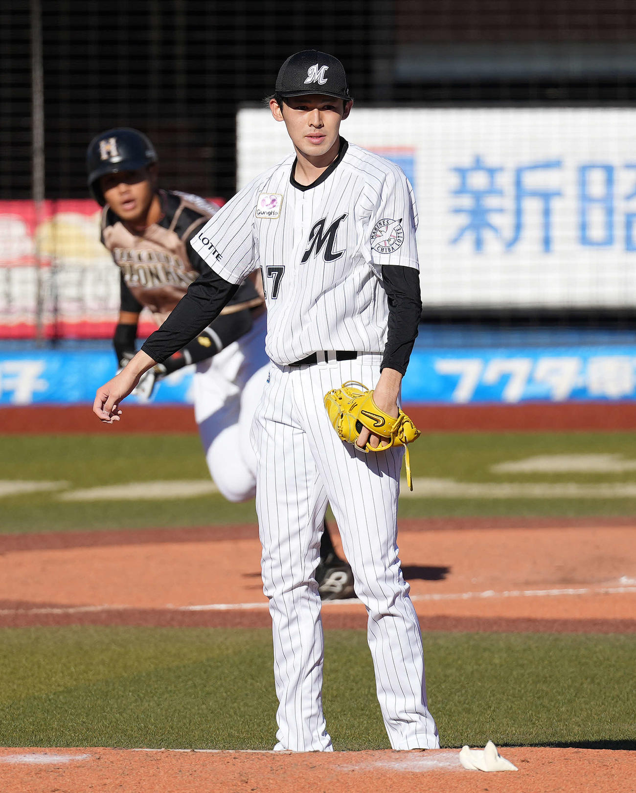 ロッテ対日本ハム　3回表日本ハム無死、細川に中前打を浴びる佐々木朗（撮影・鈴木みどり）
