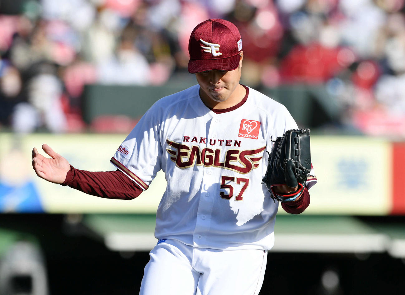 楽天対ソフトバンク　1回表ソフトバンク2死三塁、柳田を二ゴロに仕留めグラブをたたく滝中（撮影・滝沢徹郎）