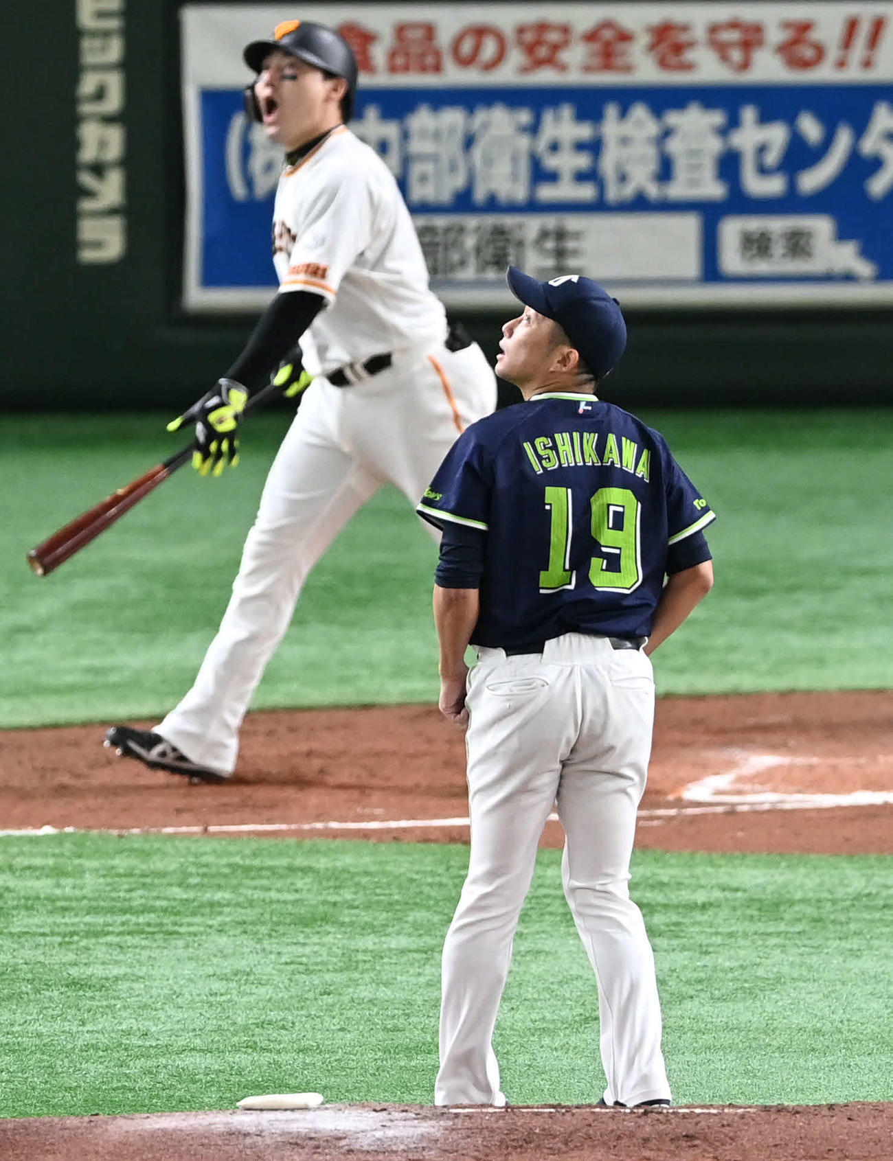 巨人対ヤクルト　1回裏巨人無死一、三塁、石川（手前）は丸に右越え3点本塁打を浴びる（撮影・山崎安昭）