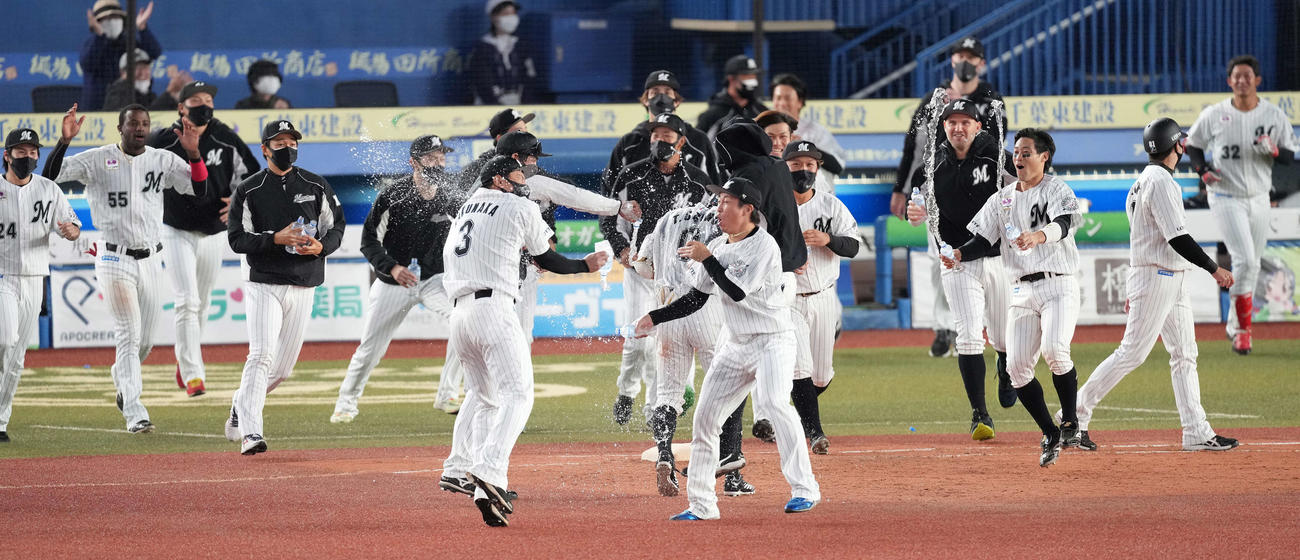 ロッテ対日本ハム　9回裏ロッテ無死満塁、荻野のサヨナラ打に歓喜するロッテナイン（撮影・鈴木みどり）