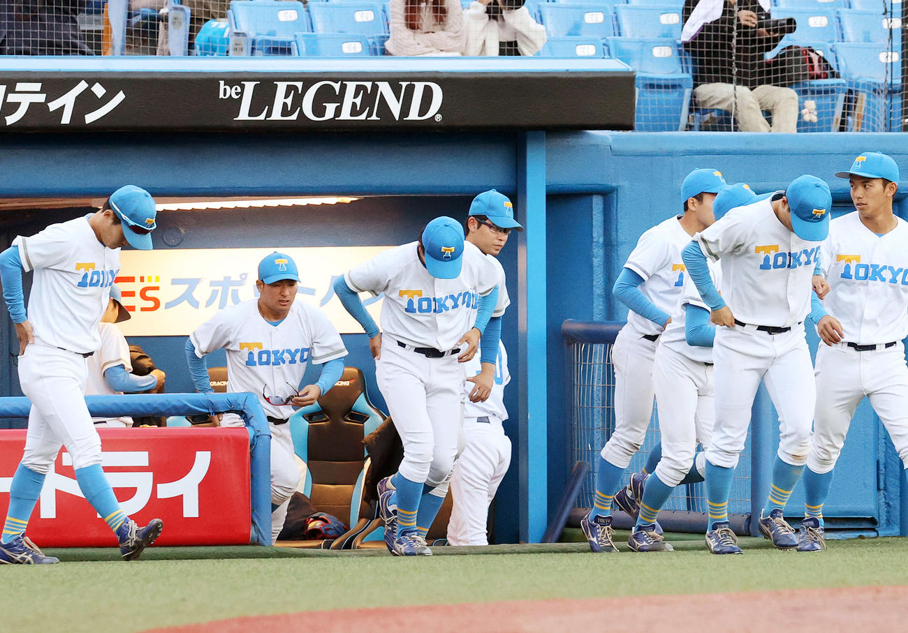 法大に敗れ整列に向かう東大の選手たち（撮影・鈴木正人）