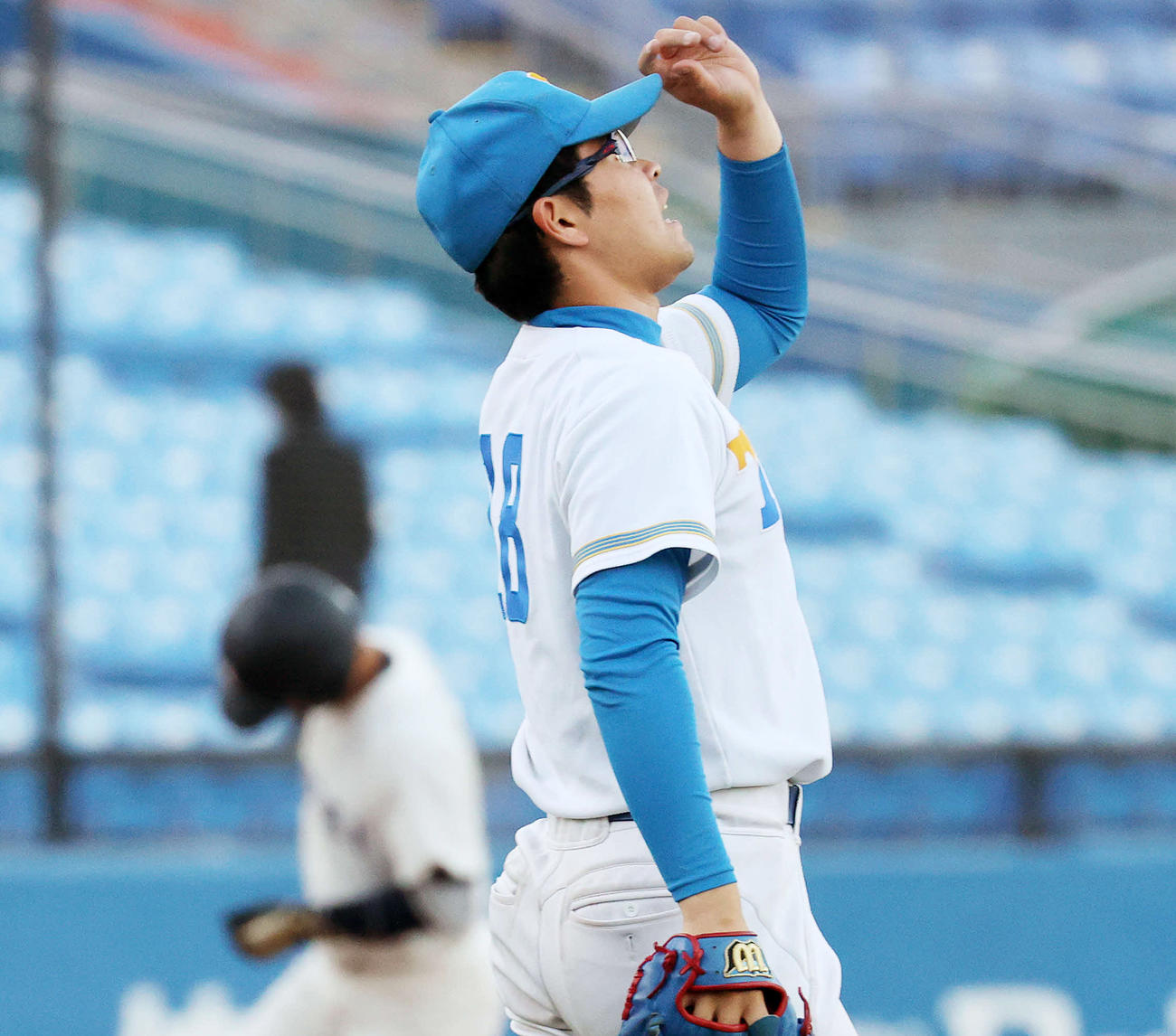 8回裏法大1死満塁、村上（左）に右越え本塁打を放たれた東大・小宗は天を仰ぐ（撮影・鈴木正人）