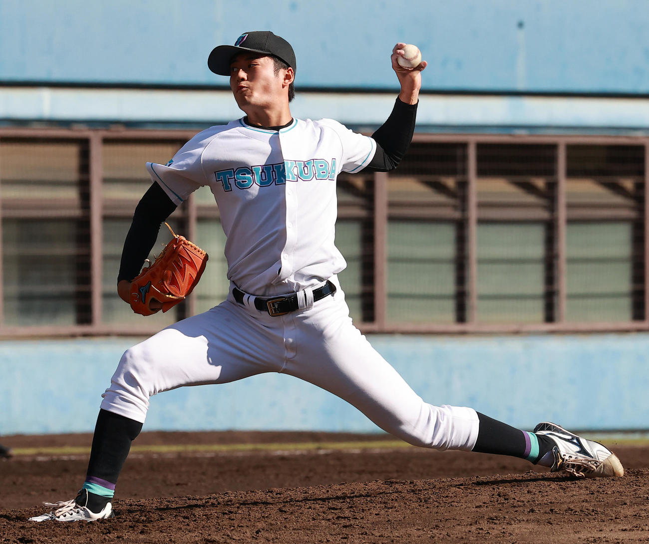 武蔵大対筑波大　力投する筑波大・佐藤隼（撮影・野上伸悟）