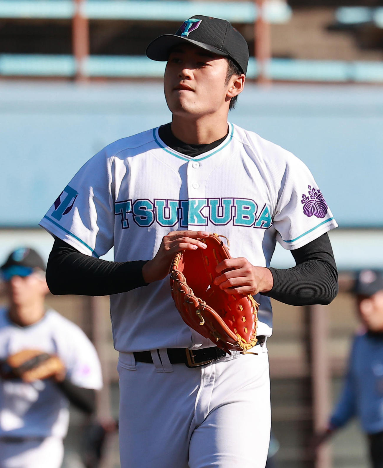 武蔵大対筑波大　4回5失点で登板を終え、浮かない表情でベンチに戻る筑波大・佐藤隼（撮影・野上伸悟）