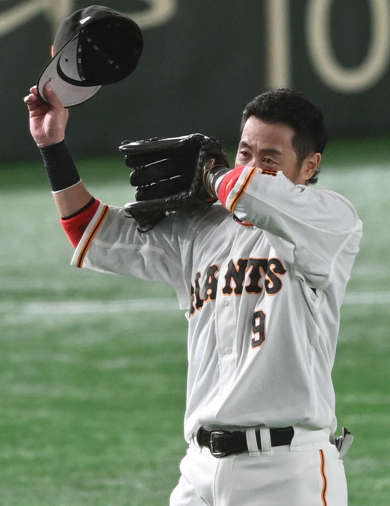 巨人対ヤクルト　6回表に右翼の守備に就いた亀井はベンチに下がる前にファンへあいさつする（撮影・山崎安昭）