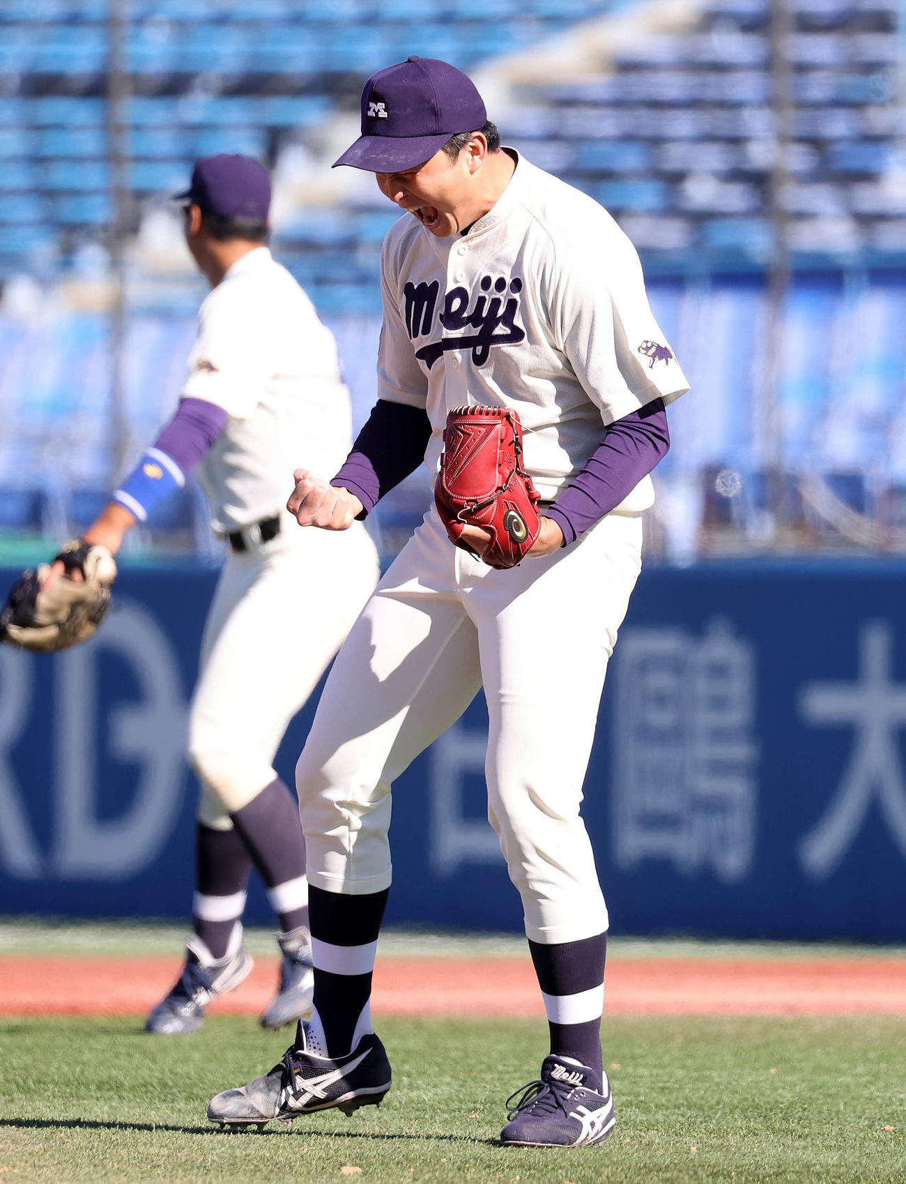 明大対立大　勝利しガッツポーズで雄たけびを上げる明大・竹田（撮影・鈴木正人）