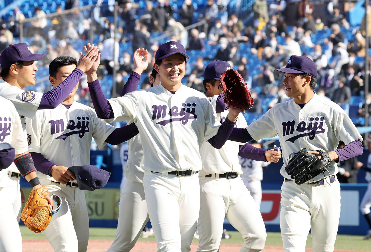 明大対立大　勝利し笑顔を見せる明大・竹田（中央）（撮影・鈴木正人）