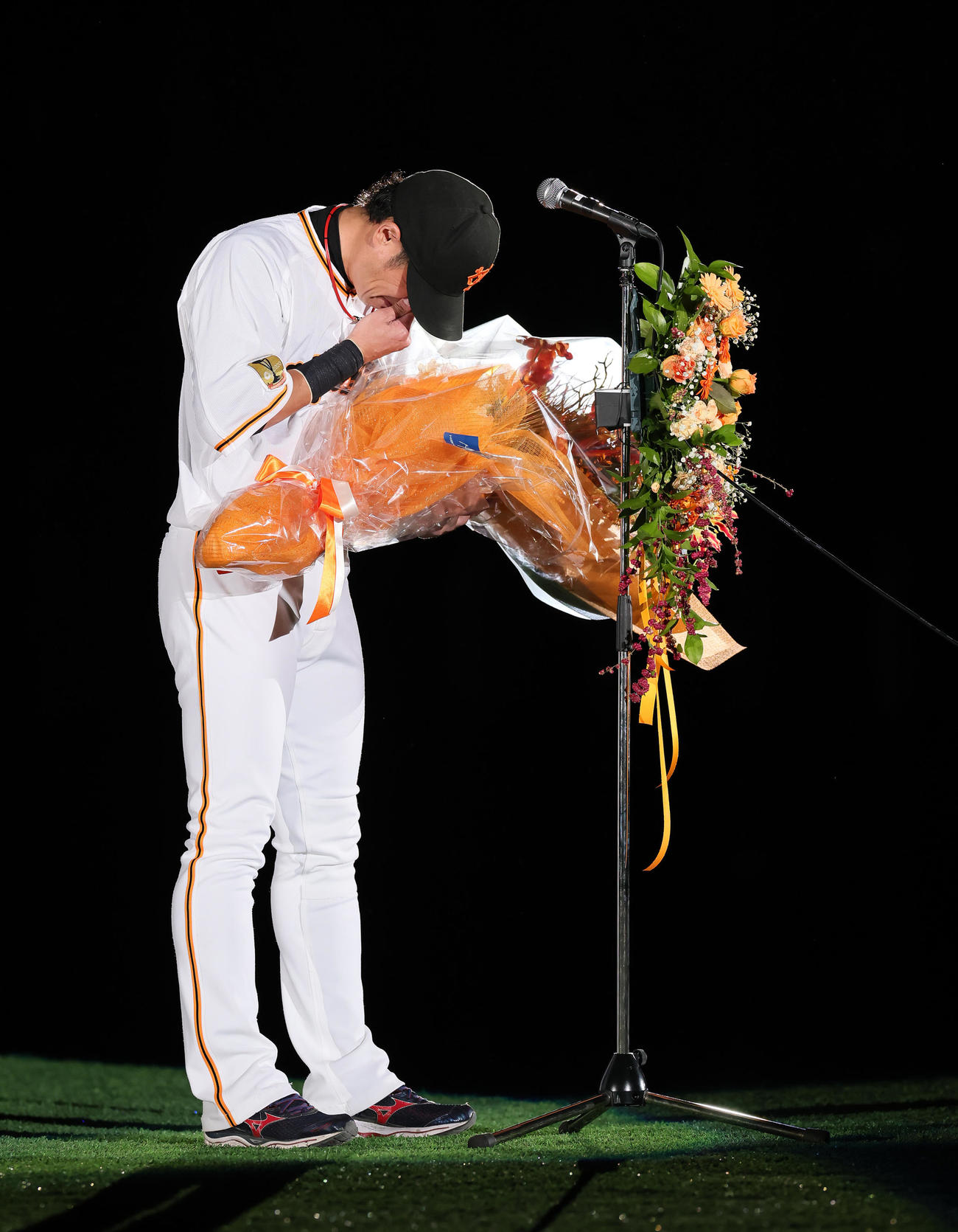 巨人対ヤクルト　引退セレモニーで涙ながらにあいさつする巨人亀井（撮影・足立雅史）