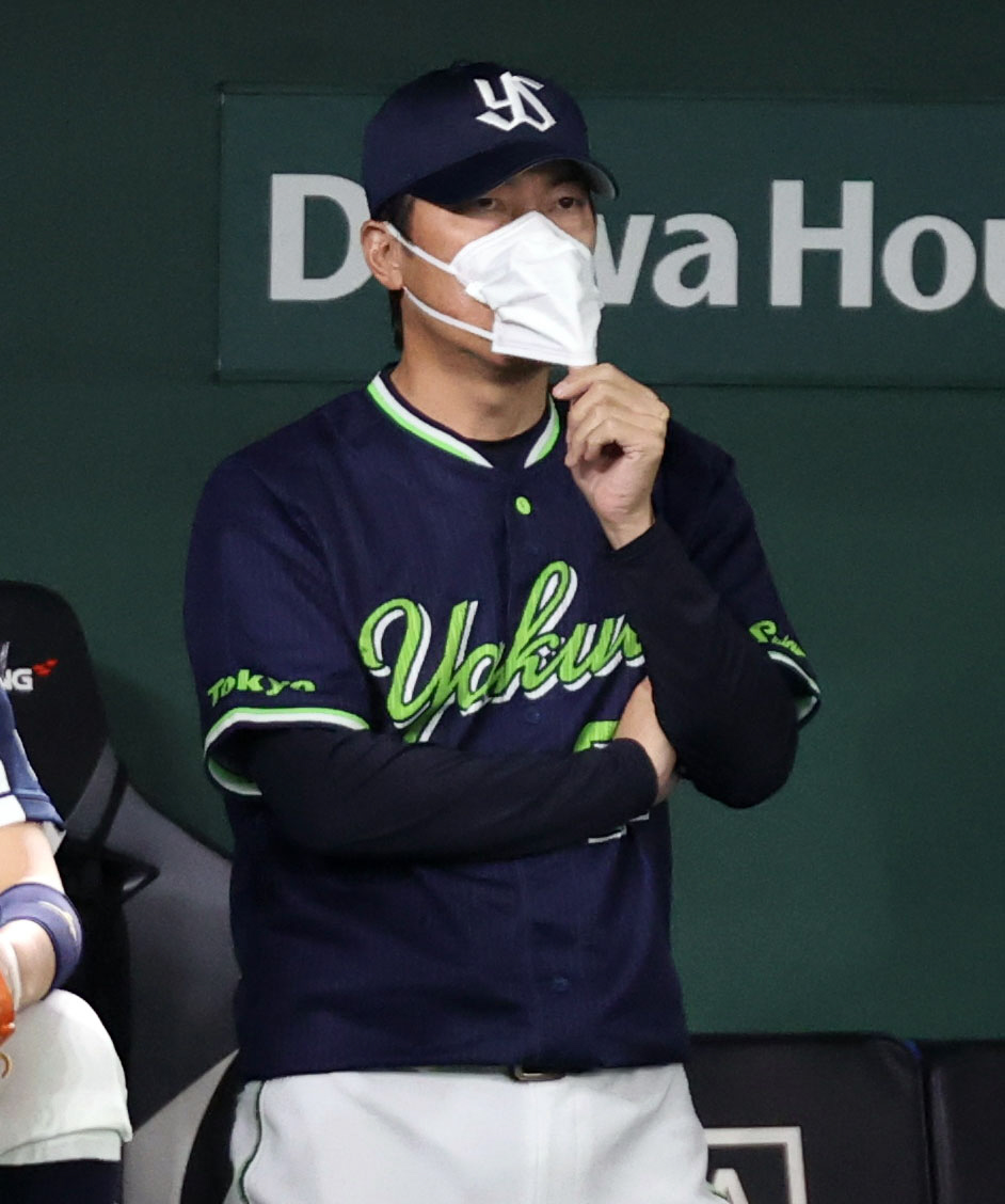 巨人対ヤクルト　9回表、渋い表情を見せる高津監督（撮影・狩俣裕三）