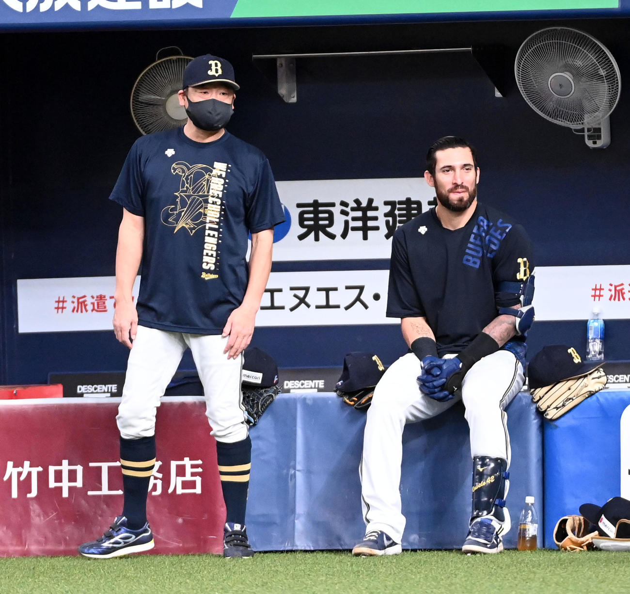 練習を見る中嶋監督（左）とラベロ（撮影・前岡正明）