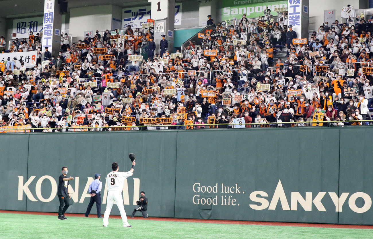引退セレモニーでファンにあいさつする亀井（撮影・狩俣裕三）