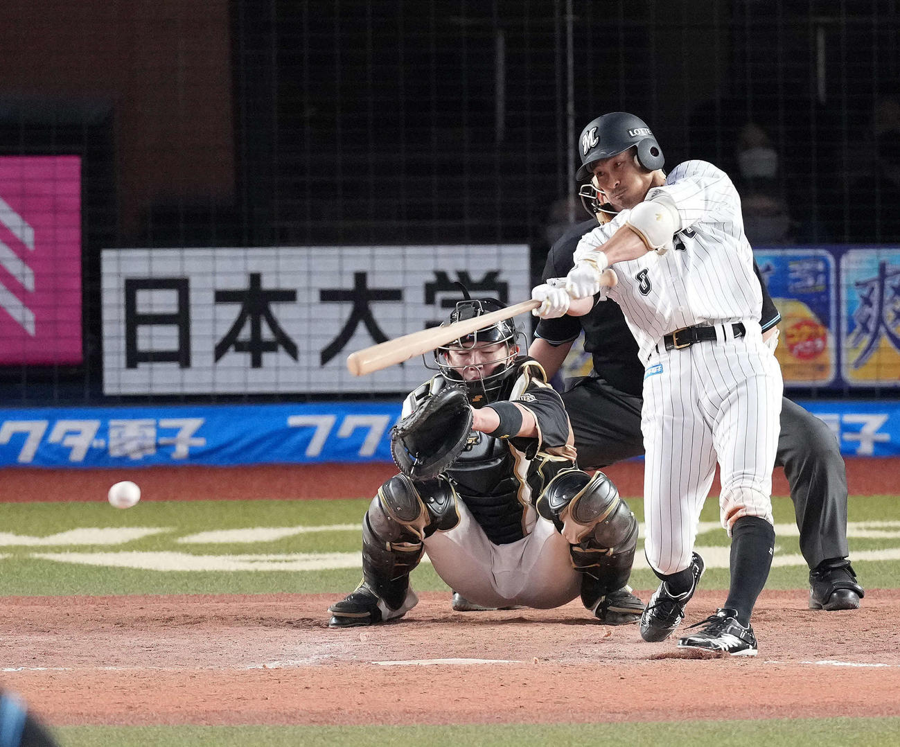 ロッテ対日本ハム　9回裏ロッテ無死満塁、右前にサヨナラ打を放つ荻野（撮影・鈴木みどり）