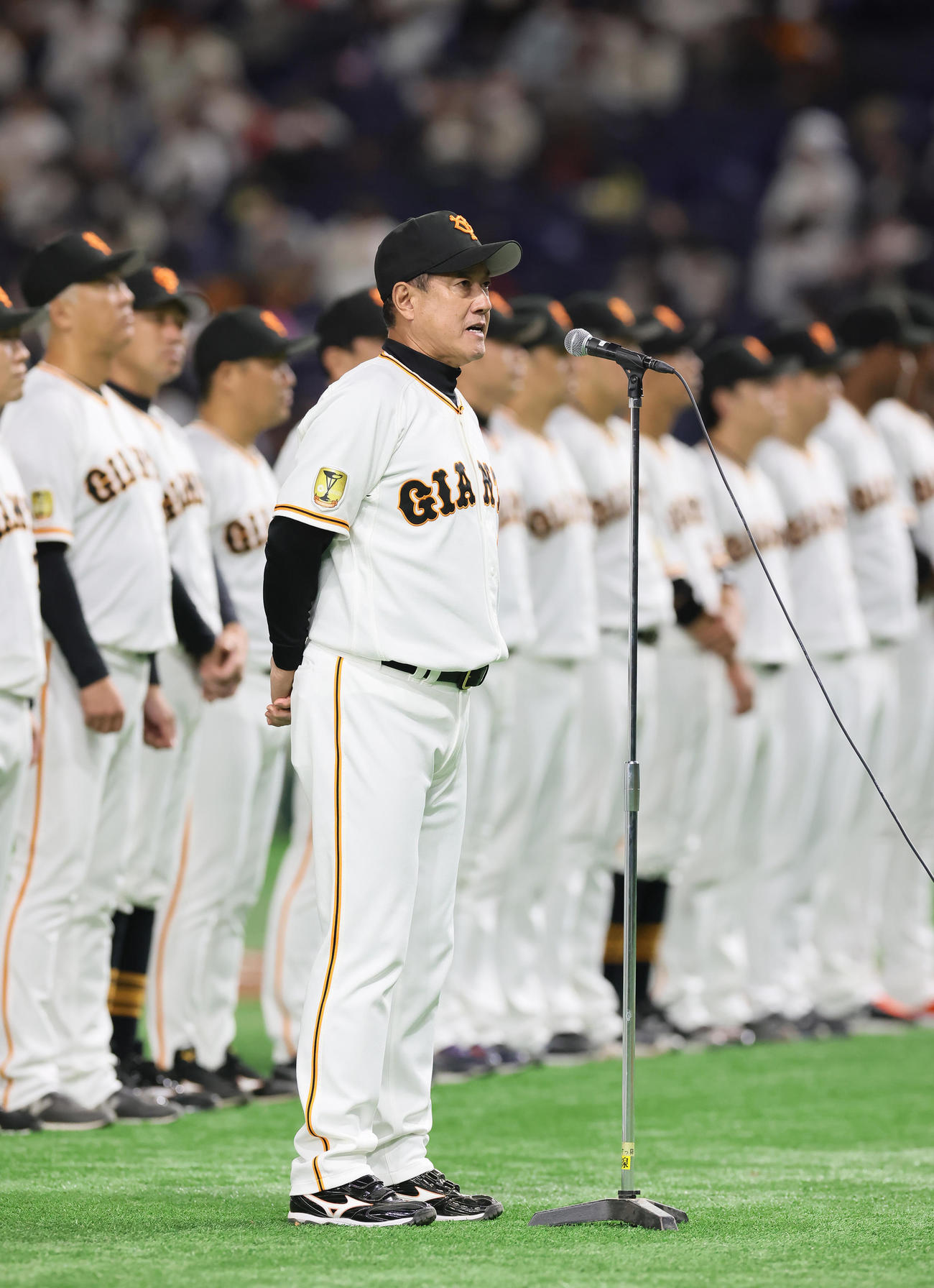 巨人対ヤクルト　ホーム最終戦セレモニーであいさつする巨人原監督（撮影・足立雅史）
