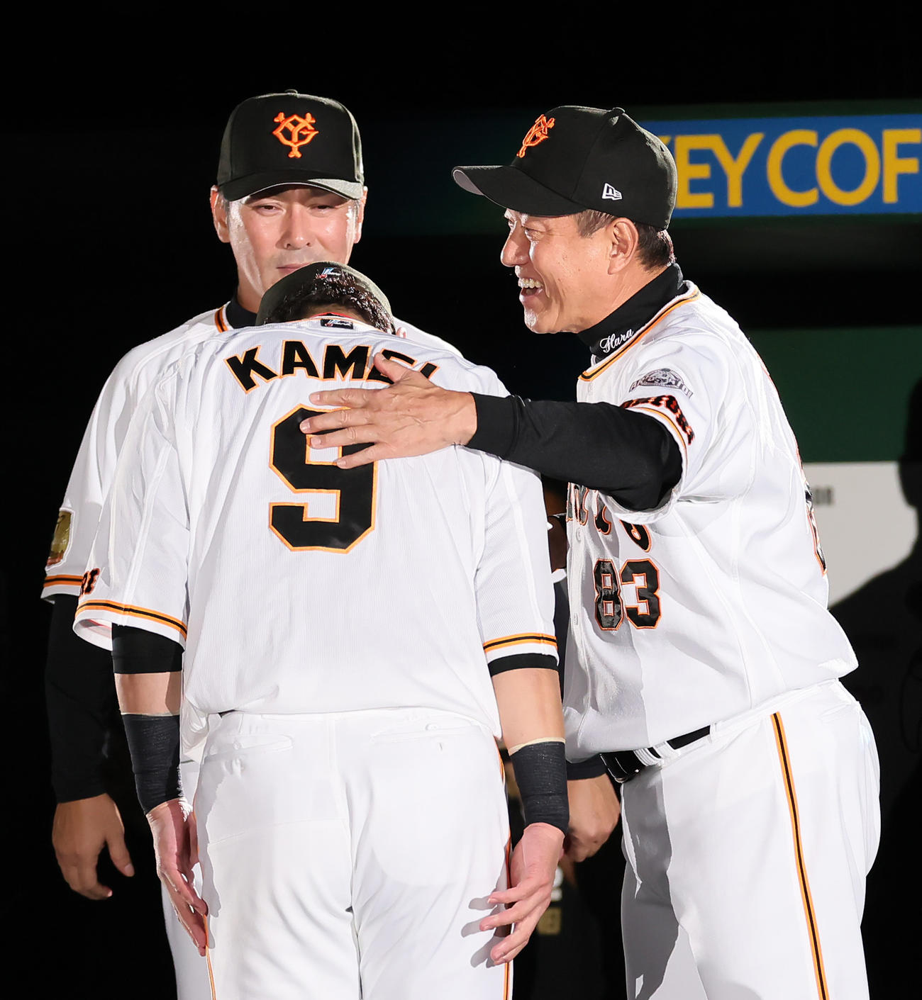 巨人対ヤクルト　引退あいさつを終えた巨人亀井（左）をねぎらう原監督（撮影・足立雅史）