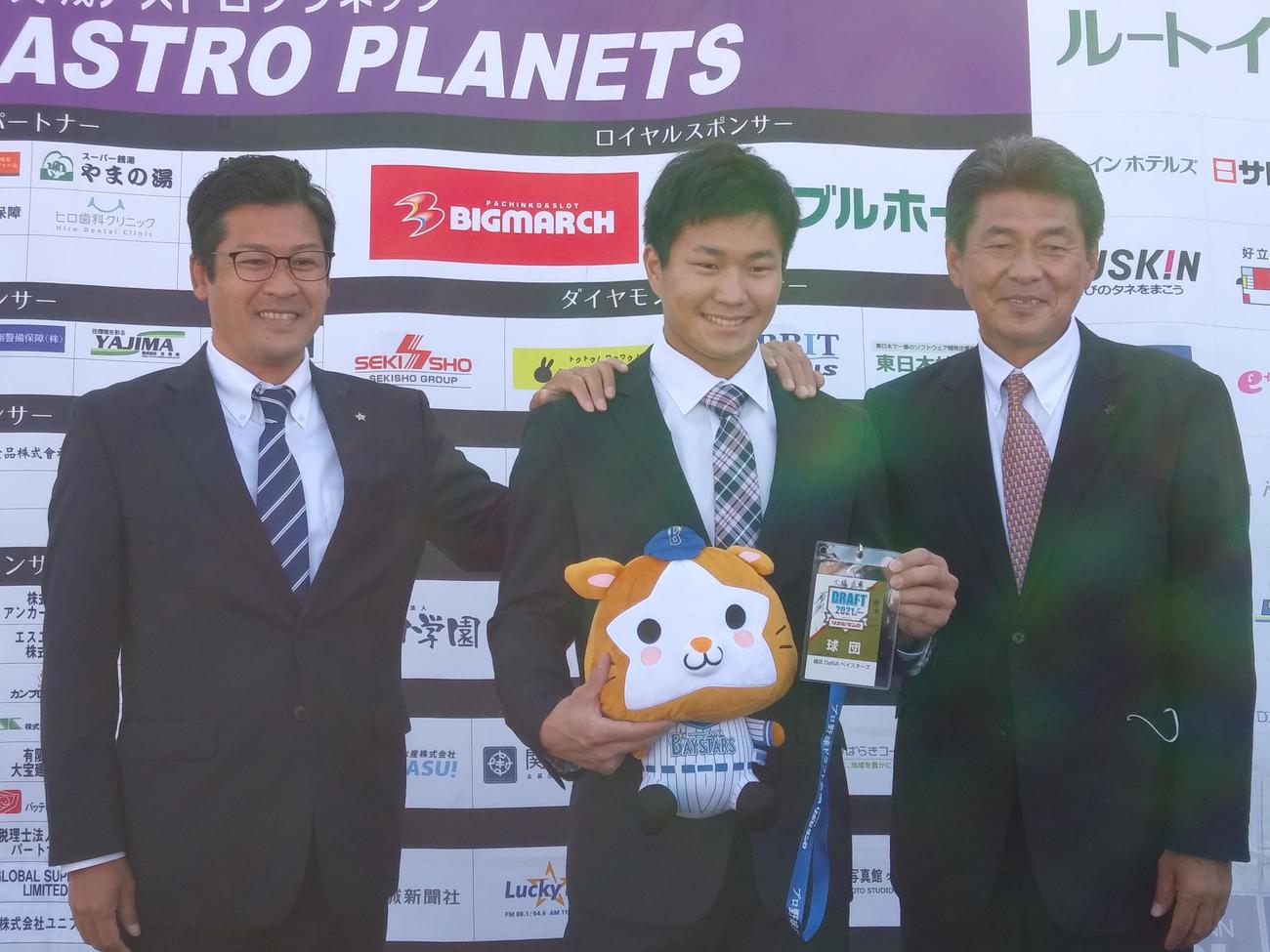 DeNAの育成ドラフト3位、BCリーグ茨城の大橋外野手（中央）は、稲嶺スカウト（左）と武居スカウトから指名あいさつを受けた