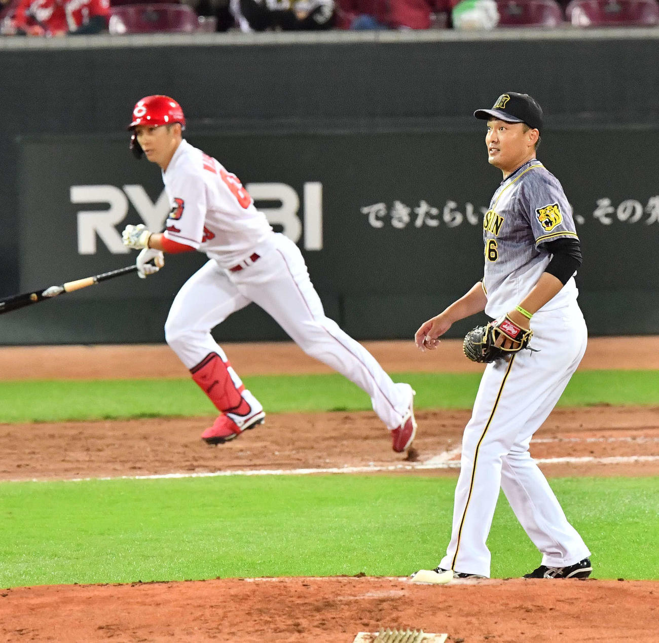 広島対阪神　3回裏広島2死二塁、西川（左）に右越え先制適時二塁打を浴びる秋山（撮影・上田博志）