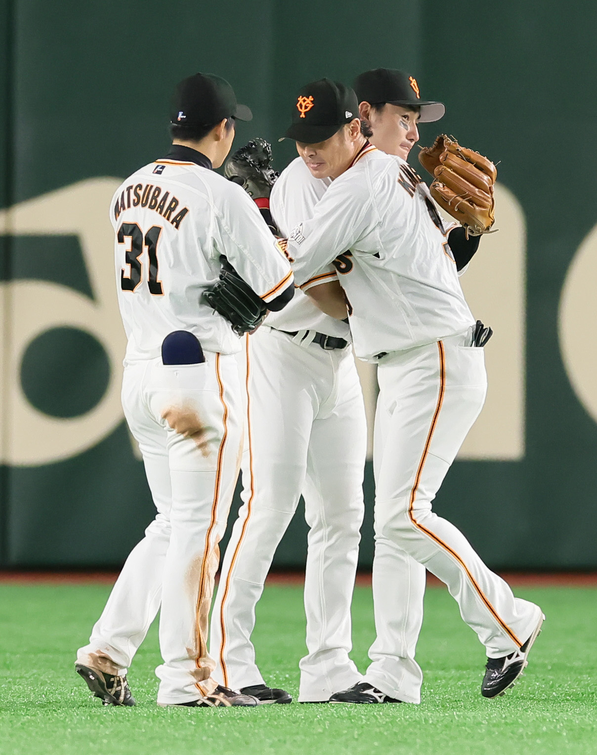 巨人対ヤクルト　6回表、右翼の守備についた亀井（右）はそのまま交代となり、丸（中央）と抱き合う（撮影・足立雅史）