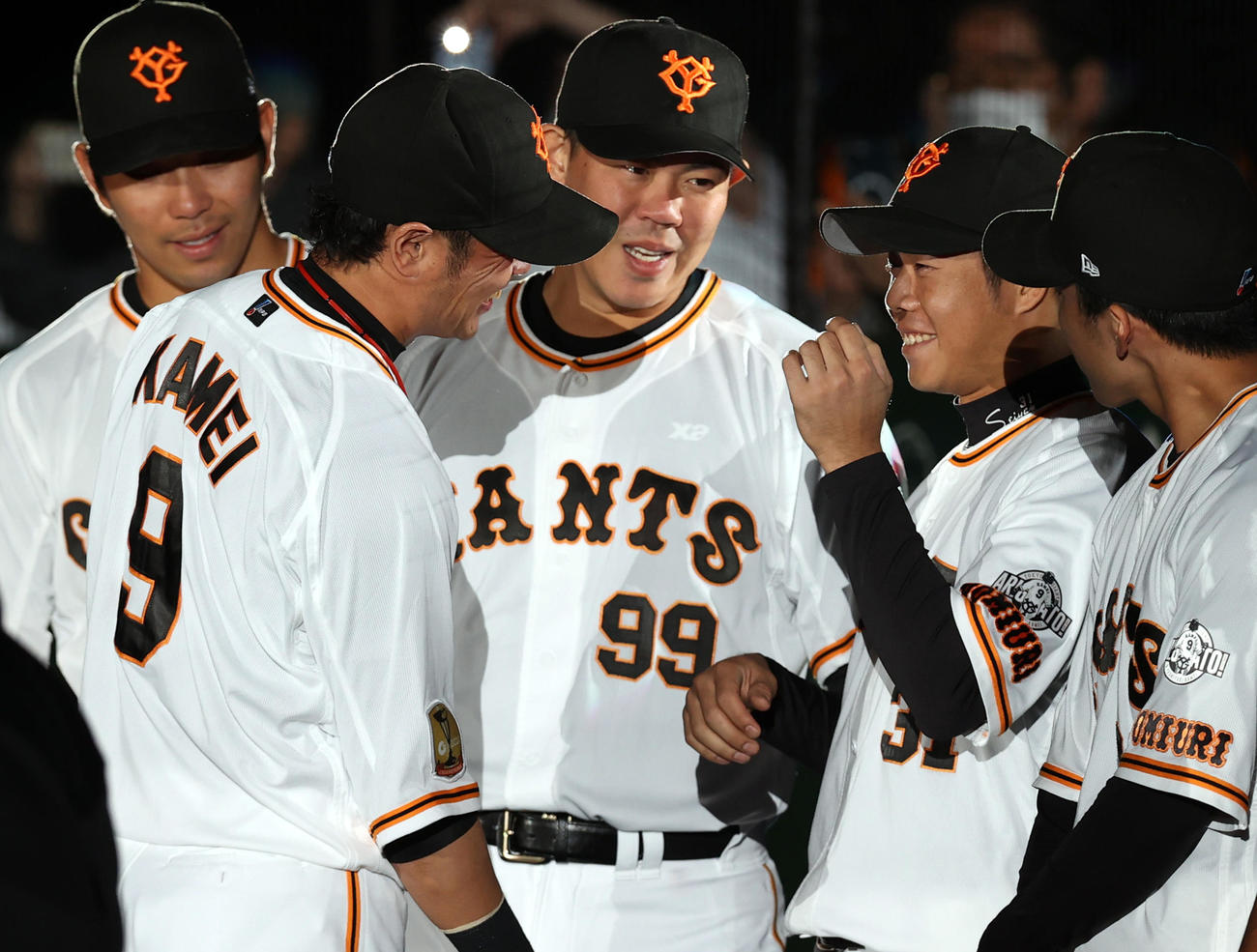 引退セレモニーを終え、松原（右）と話をする亀井（撮影・狩俣裕三）