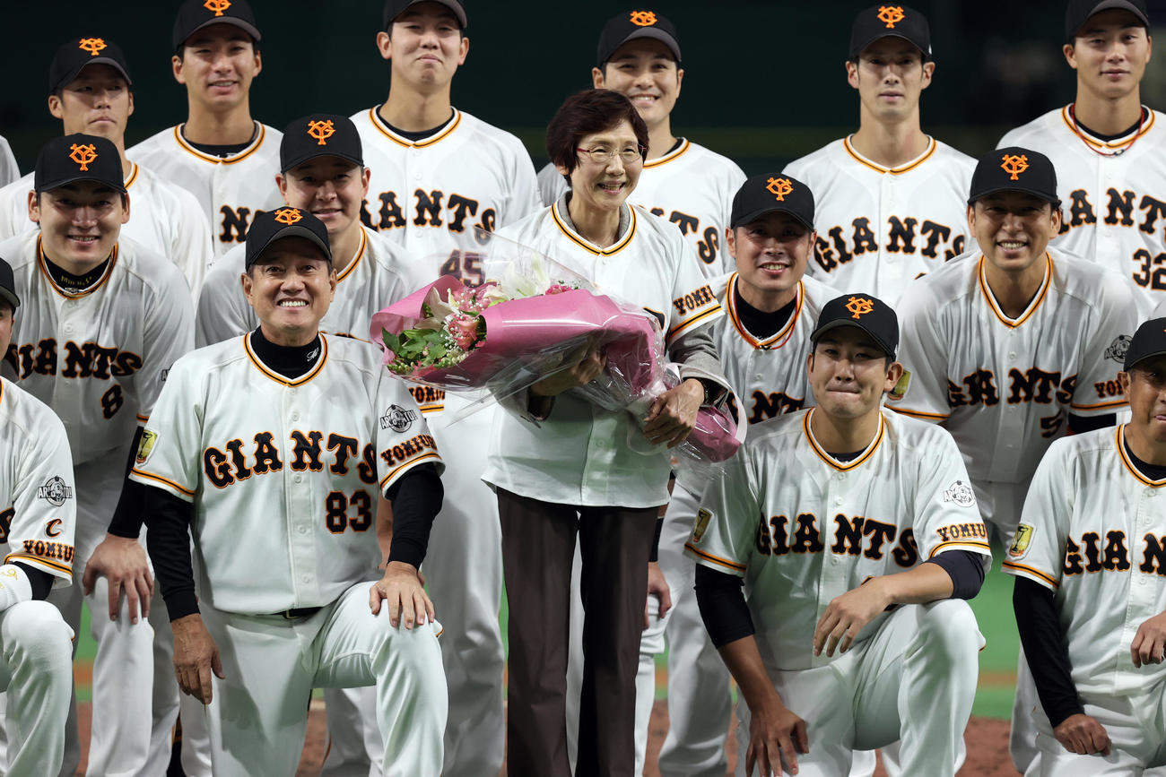 原監督（前列左）らと記念撮影する引退するウグイス嬢の山中美和子さん（撮影・狩俣裕三）
