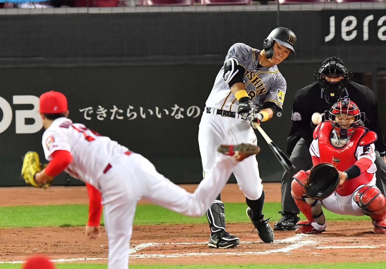 広島対阪神　7回表阪神2死一塁、左前打を放つ佐藤輝（撮影・上田博志）