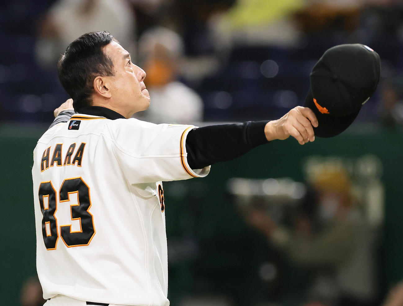 巨人対ヤクルト　CS進出を決めスタンドに手を振る巨人原監督（撮影・足立雅史）