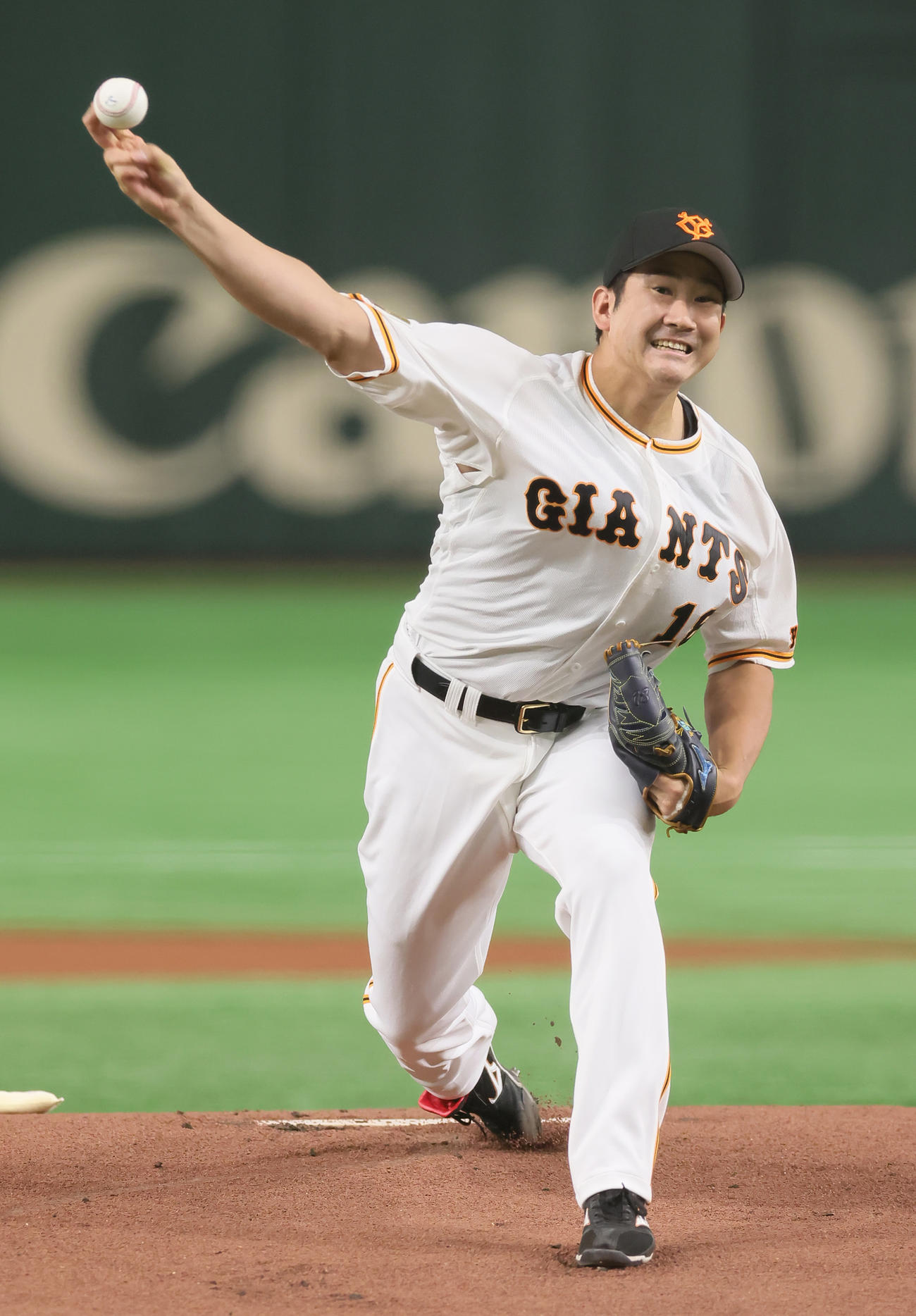 巨人対ヤクルト　巨人先発の菅野（撮影・足立雅史）
