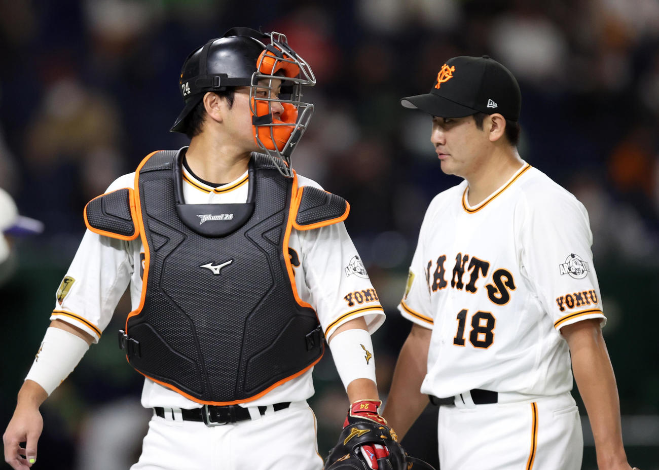 巨人対ヤクルト　2回表を抑え、大城（左）と話をする巨人先発の菅野（撮影・狩俣裕三）