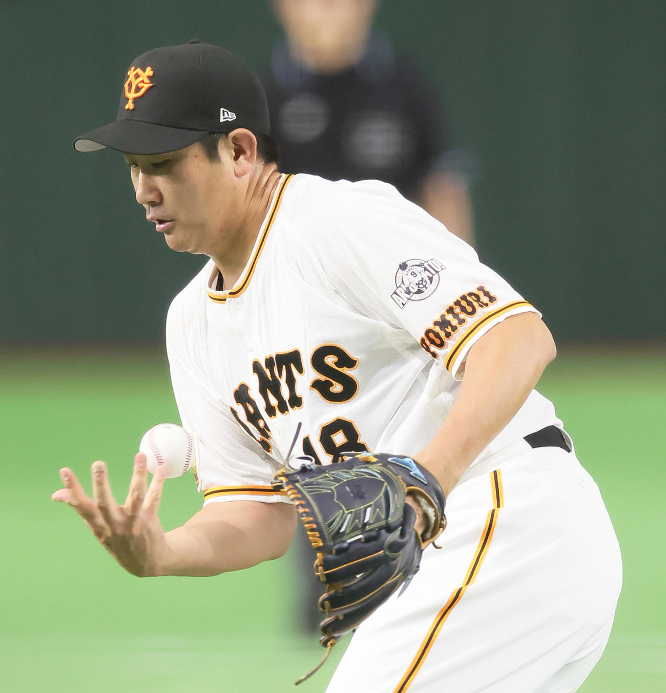 巨人対ヤクルト　1回表ヤクルト無死、塩見の打球をファンブルする菅野（撮影・足立雅史）