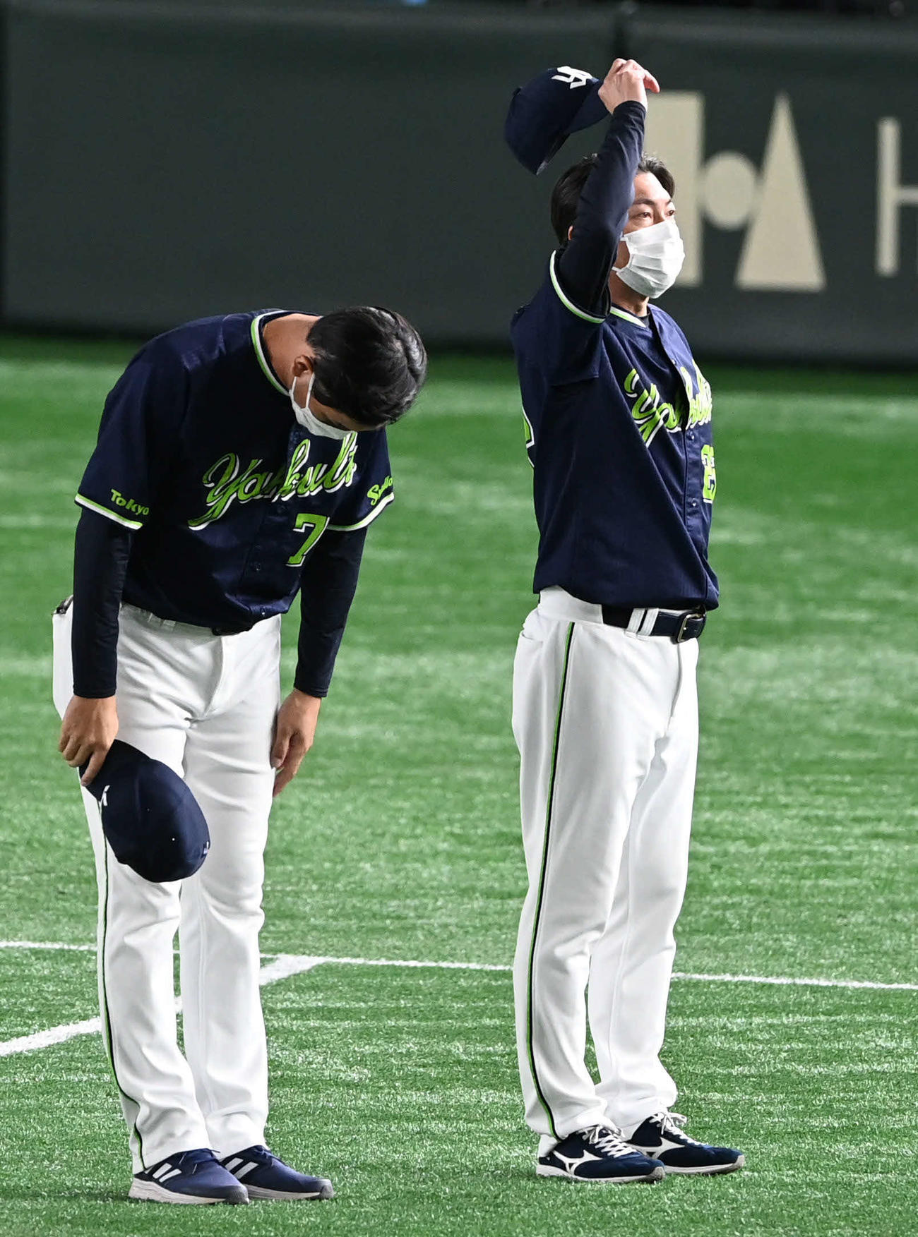巨人対ヤクルト　東京ドームでの最終戦を終えたヤクルト高津監督（右）はファンにあいさつする（撮影・山崎安昭）