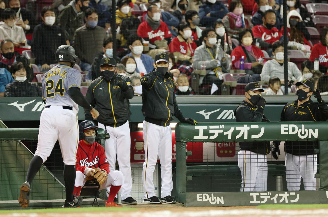 広島対阪神　7回表阪神2死一、三塁、坂本の同点適時打で生還したロハスを迎える矢野監督（中央）（撮影・加藤孝規）