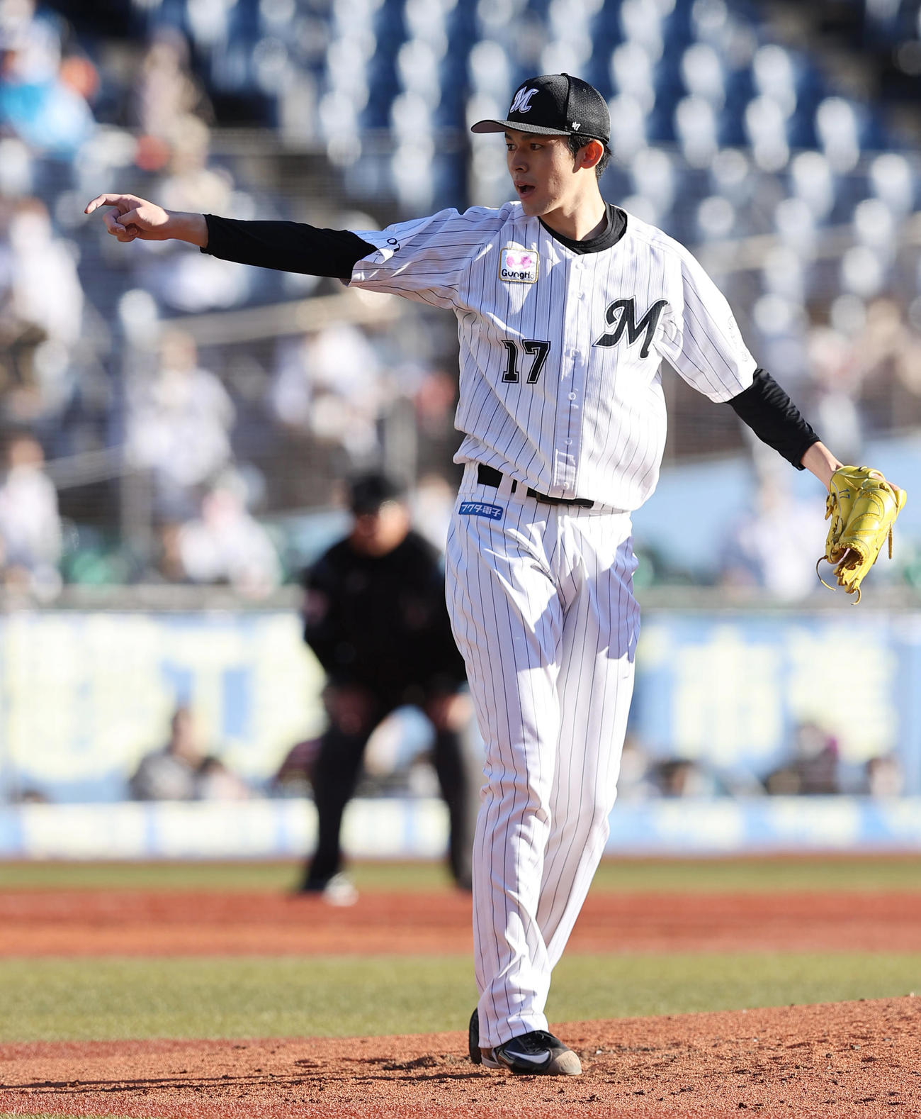 ロッテ対日本ハム　5回表日本ハム2死二塁、スイングをアピールするロッテ先発の佐々木朗（撮影・垰建太）