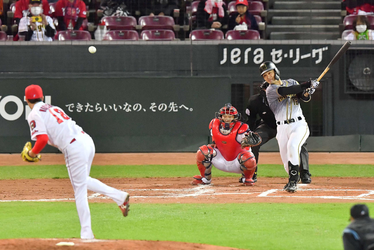 広島対阪神　7回表阪神2死一、三塁、中前に同点適時打を放つ坂本。投手は森下（撮影・上田博志）