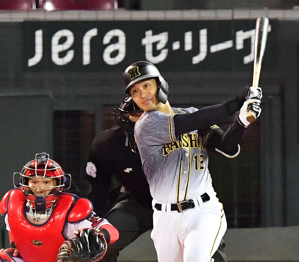 7回表阪神2死一、三塁、中前適時打を放つ坂本（撮影・上田博志）