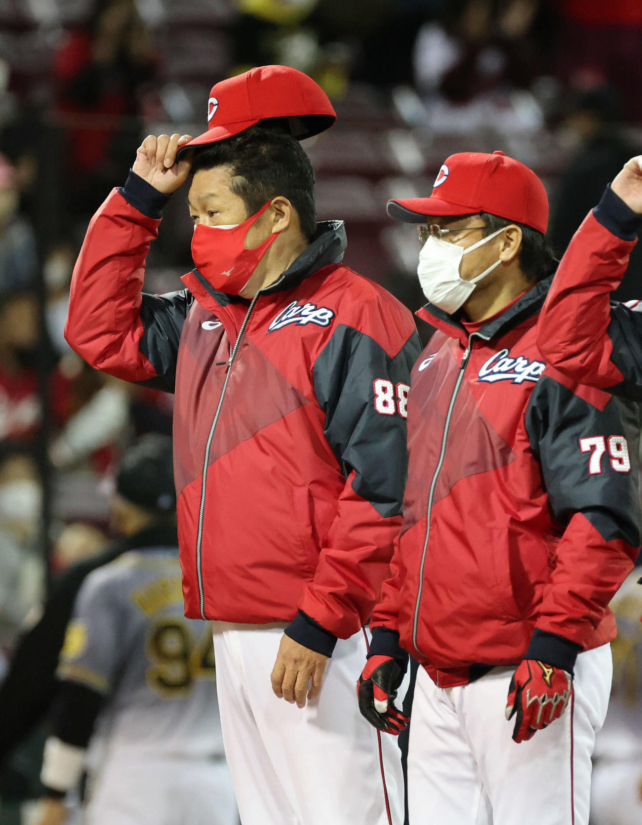 広島対阪神　引き分けに終わりあいさつする広島佐々岡監督（左）（撮影・加藤孝規）