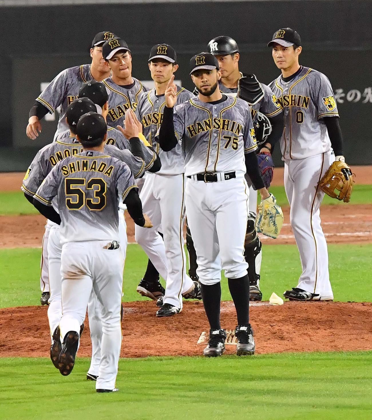 広島対阪神　広島と引き分けマウンドでハイタッチするスアレス（中央）ら阪神ナイン（撮影・上田博志）