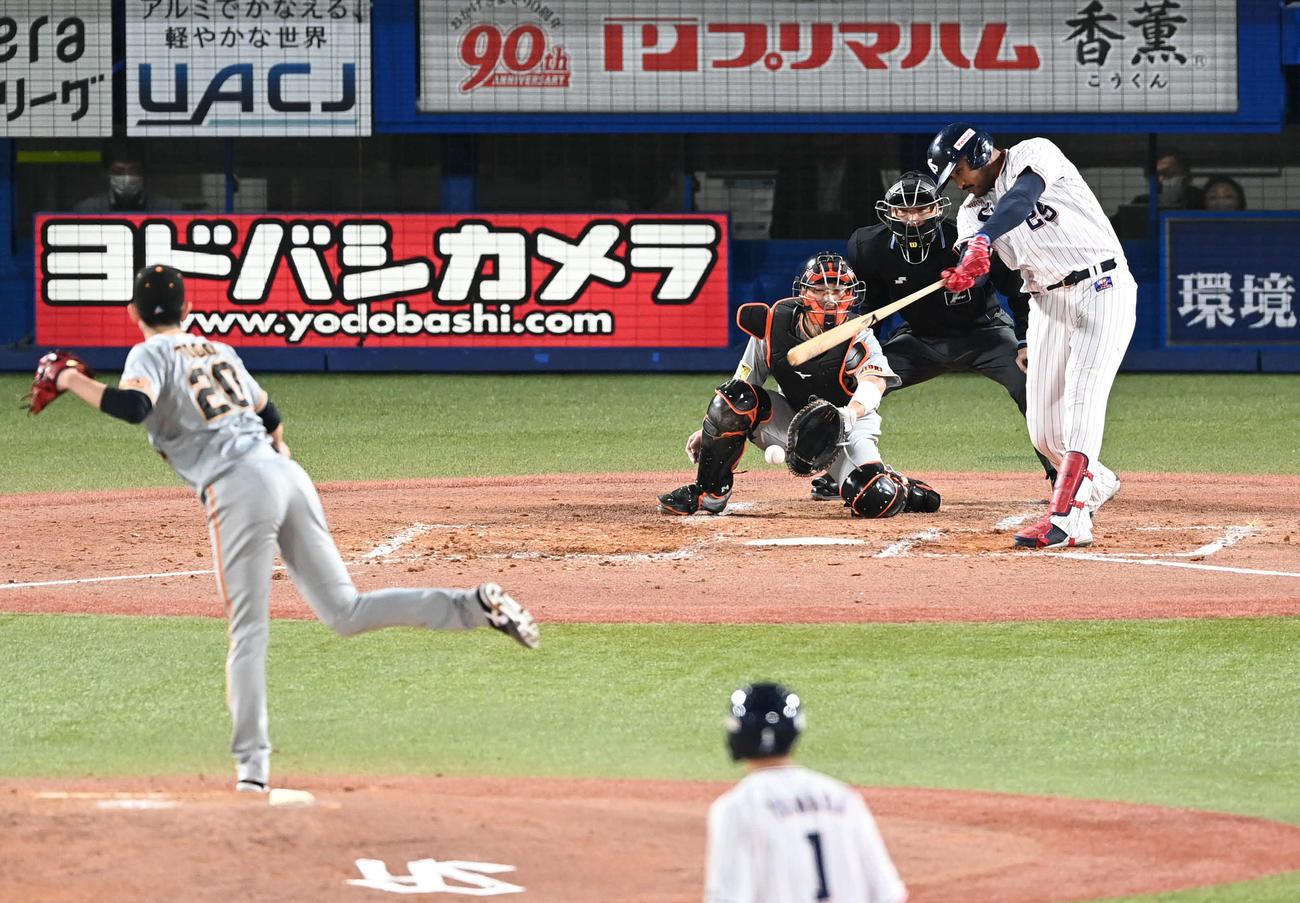ヤクルト対巨人　4回裏ヤクルト無死満塁、サンタナは中前に2点適時打を放つ。投手戸郷（撮影・山崎安昭）