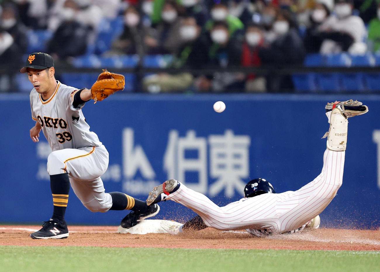 ヤクルト対巨人　6回裏ヤクルト2死、内野安打を放ち、ヘッドスライディングをする宮本（右）。左は立岡（撮影・狩俣裕三）