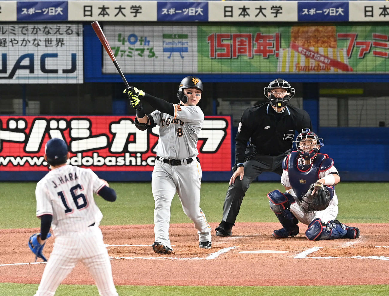 ヤクルト対巨人　6回表巨人無死、丸は左中間へ二塁打を放つ。投手原（撮影・山崎安昭）