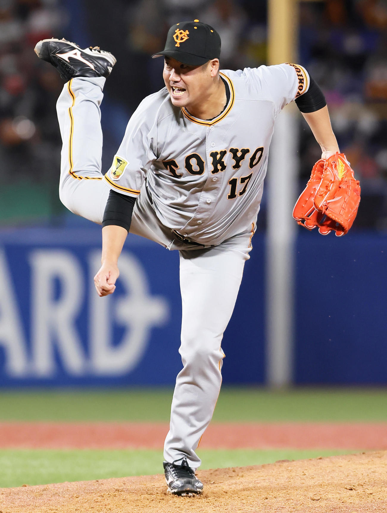 ヤクルト対巨人　8回裏ヤクルト無死、サンタナを遊ゴロに仕留めた大竹（撮影・足立雅史）