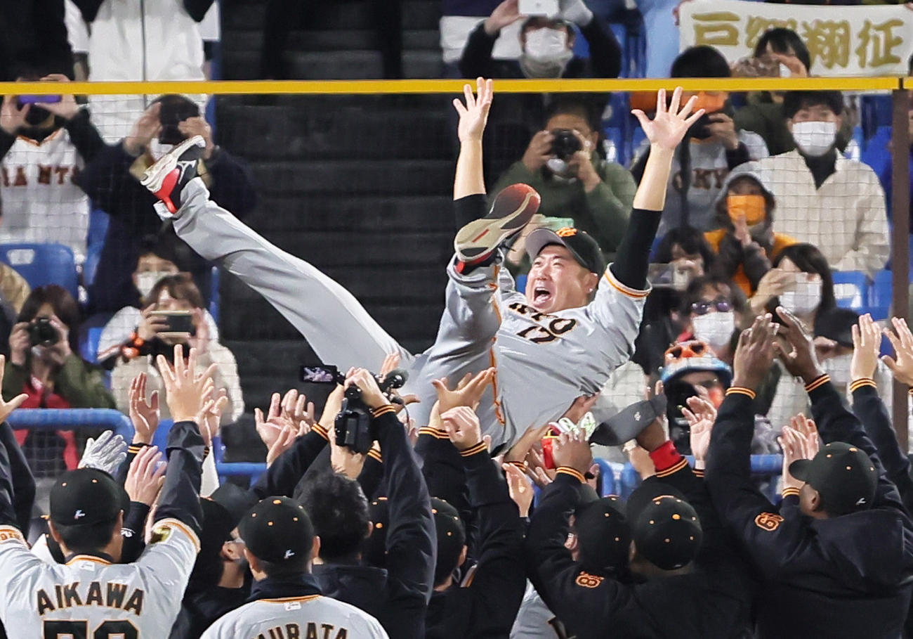 ヤクルト対巨人　試合後、胴上げされる巨人大竹（撮影・足立雅史）