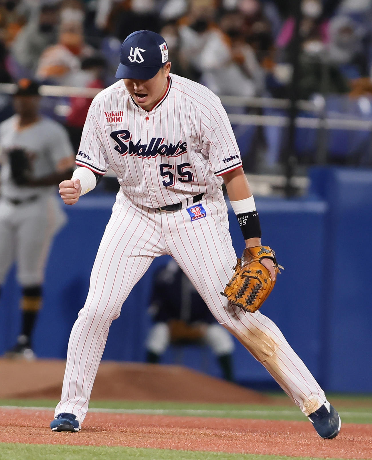 ヤクルト対巨人　勝利し、力強くガッツポーズするヤクルト村上（撮影・足立雅史）