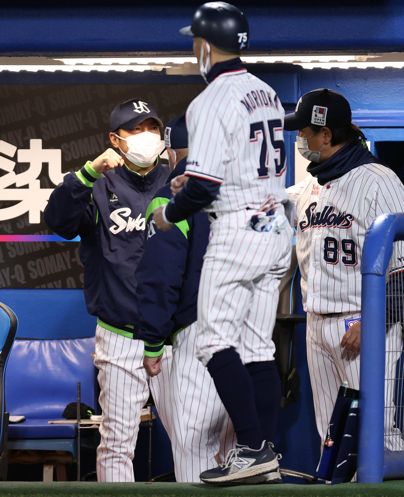 ヤクルト対巨人　試合後、マジックM2とし、ガッツポーズを見せる高津監督（左）（撮影・狩俣裕三）