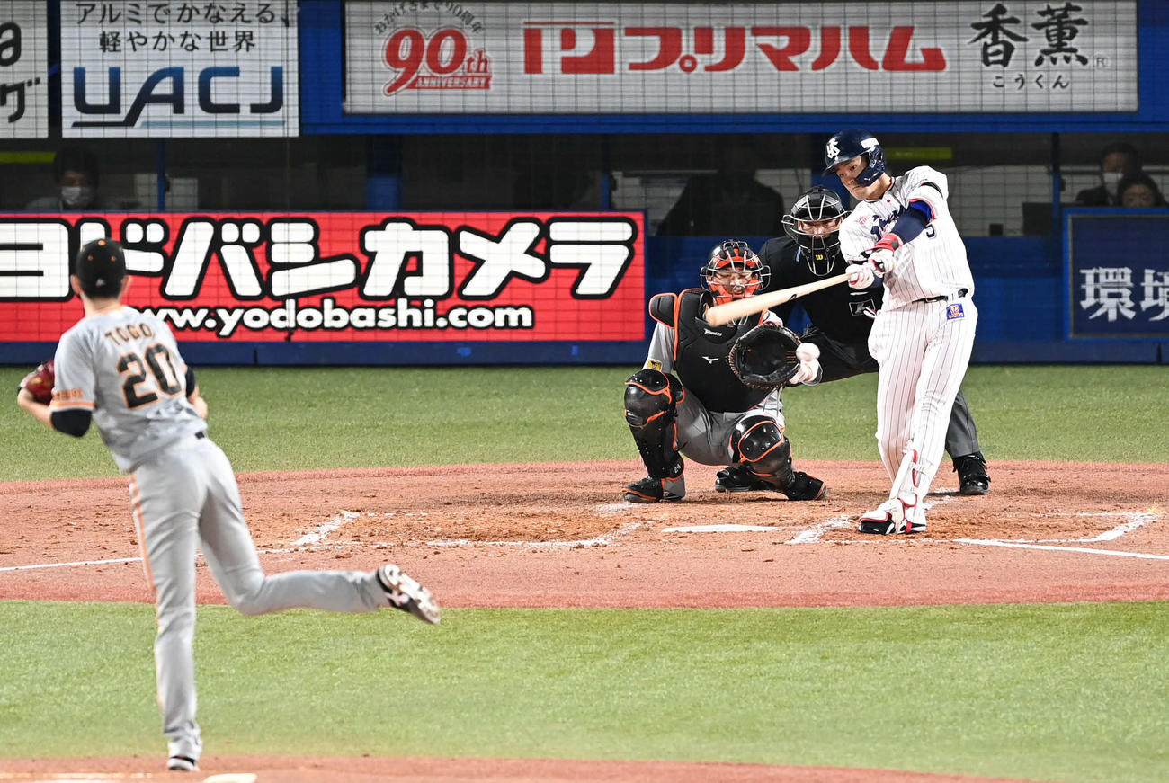 ヤクルト対巨人　4回裏ヤクルト無死、塩見は三塁内野安打を放つ。投手戸郷（撮影・山崎安昭）