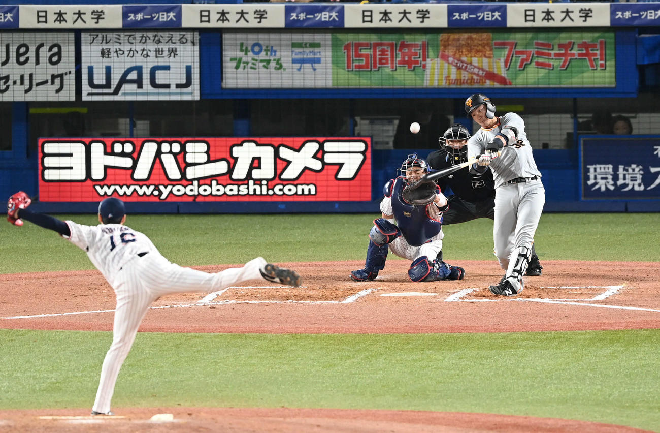 ヤクルト対巨人　6回表巨人2死一、三塁、広岡は左中間へ3点本塁打を放つ。投手石山（撮影・山崎安昭）